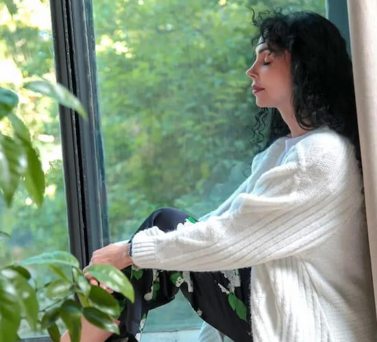 Mujer ansiosa tranquila después de una sesión de psicoterapia online.